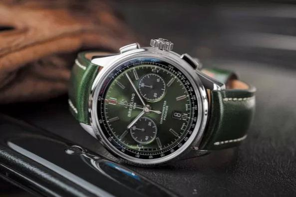 The green leather straps copy watches have green dials.