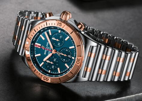 The rose gold elements endow the timepiece more luxurious style.