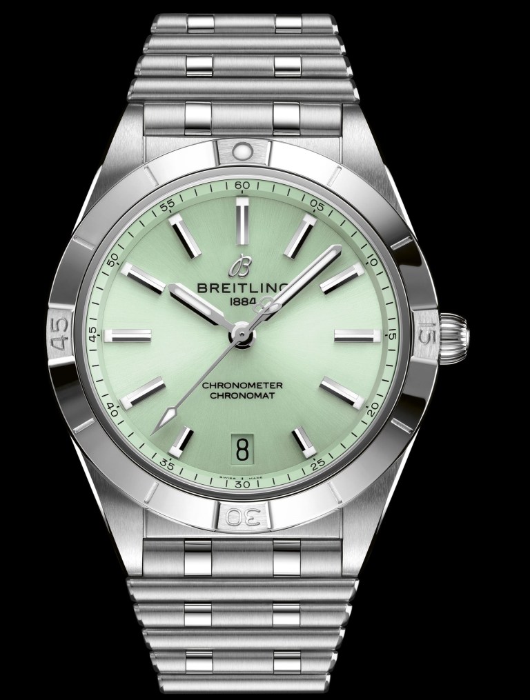 With the green dial, the Breitling looks elegant and graceful.
